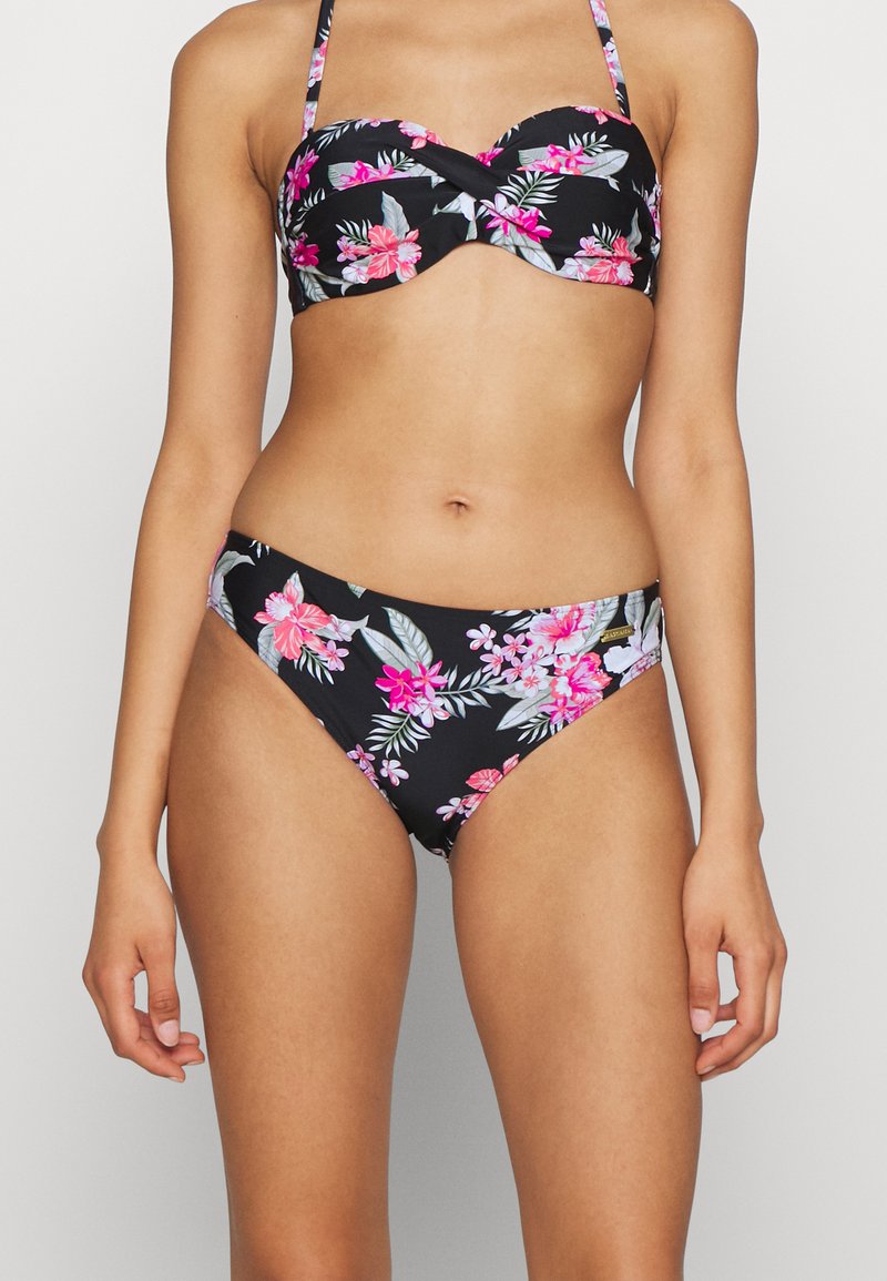 Gėlių bikini rinkinys su juodu fonu, rožinės ir žalios gėlės raštu, paminkštintu bandeau viršumi ir žemais šortais. Lygus audinys.