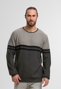 Grau strukturierter Pullover mit horizontalen schwarzen Streifen. Verfügt über einen runden Halsausschnitt und lange Ärmel, gefertigt aus weichem Strickmaterial.