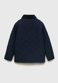 Giacca trapuntata blu navy con colletto, caratterizzata da un motivo a diamante testurizzato e polsini elastici. La vista posteriore mostra l'assenza di hardware visibile.
