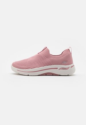 GO WALK ARCH FIT STRETCH SLIP ON - Sportieve wandelschoenen - light pink