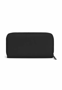 Cartera negra de cuero con cremallera, de textura suave, forma rectangular y un sutil detalle de costura en los bordes.