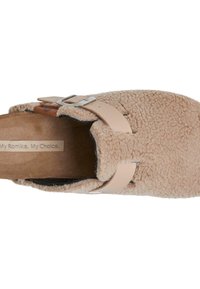 Chaussure slip-on beige avec une surface douce et texturée. Dotée d'une sangle en cuir de couleur claire avec une boucle en argent. L'intérieur est tan et moelleux.