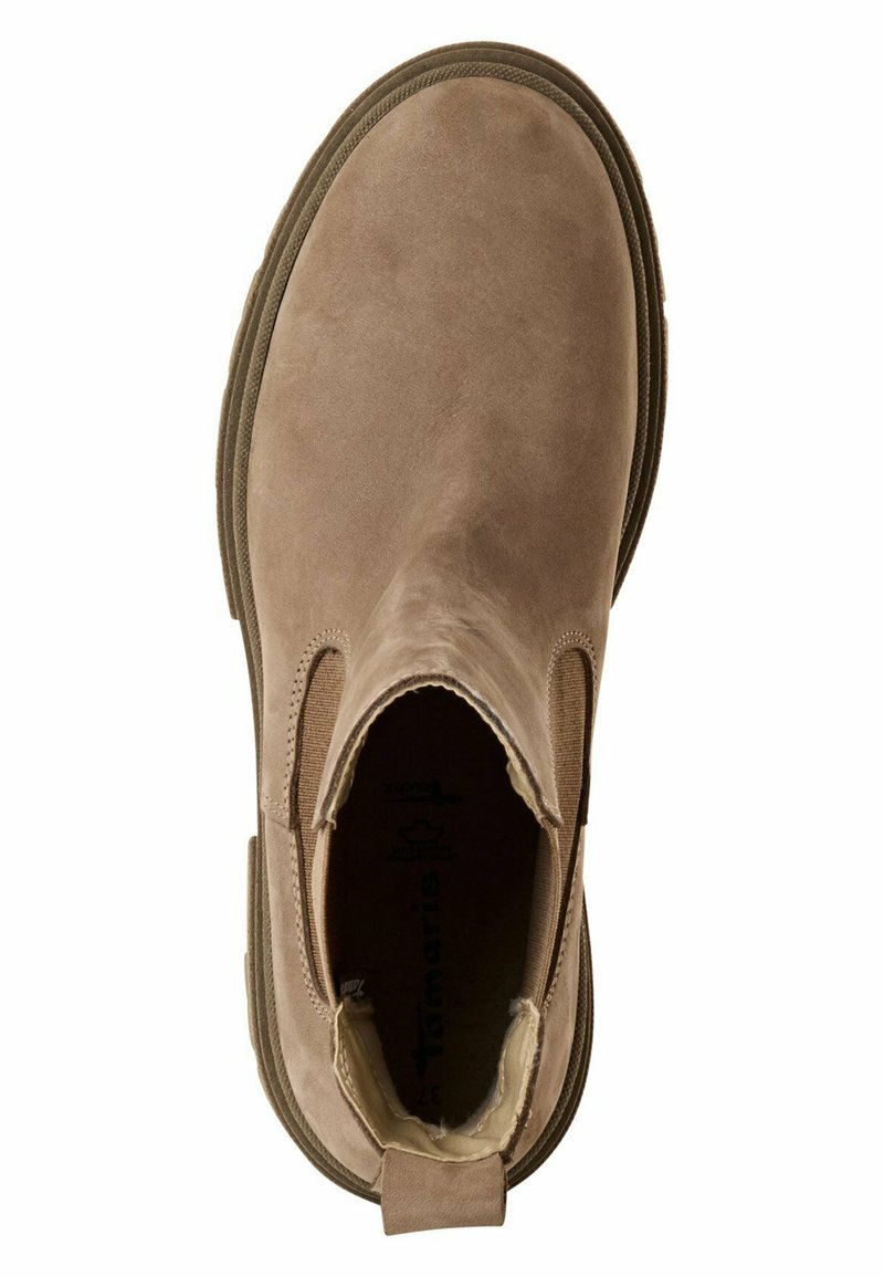 Brązowy zamszowy botek za kostkę z elastycznymi panelami bocznymi, zaokrąglonym noskiem i teksturowaną podeszwą. Posiada pętelkę ułatwiającą zakładanie.