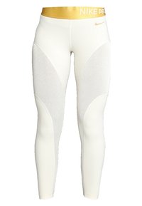 Leggings Nike Pro en color blanco roto con una cinturilla dorada. Presentan paneles laterales texturizados, un corte ajustado y tejido elástico para flexibilidad.