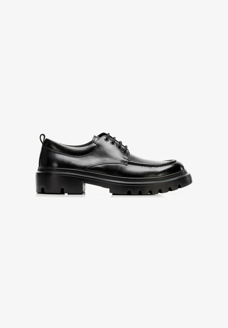 Schwarze Lederschuhe mit runder Zehenform, fünf Schnürösen und einer dicken, robusten Sohle. Mit dezenten Nahtdetails und einer Schlaufe an der Ferse.