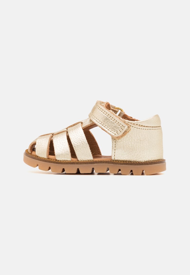 Sandales métalliques dorées pour tout-petit, à bout ouvert, bride réglable, dessus en cuir texturé et semelle en caoutchouc avec détails rainurés.