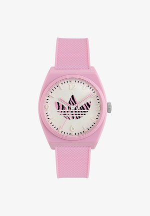 Roze rubberen horloge met een vierkante kast, witte wijzerplaat en een zwart-zebra patroon. Heeft roze uur- en minutenwijzers, en een gestructureerde band.