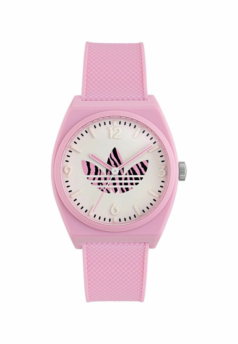 Montre en caoutchouc rose avec un boîtier carré, un cadran blanc et un motif zèbre en noir. Équipée de aiguilles des heures et des minutes roses, et d'un bracelet texturé.