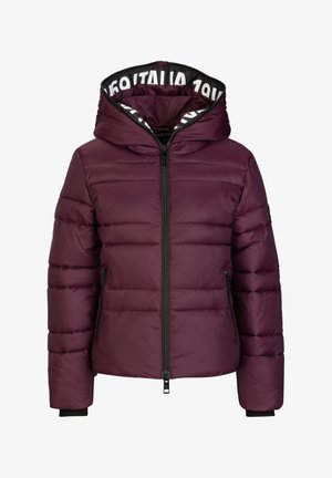 Bordeaux kleurige pufferjack met een capuchon, voorzien van horizontale stiksels, een zwarte rits en een wit logopatroon op de voering van de capuchon.