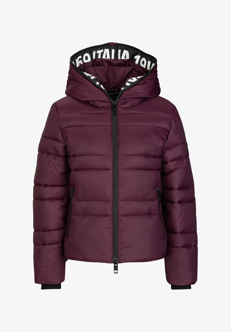 Burgunderfarbene Pufferjacke mit Kapuze, vertikal gesteppt, schwarzem Reißverschluss und einem weißen Logo-Muster im Innenfutter der Kapuze.