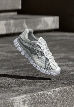 Nike Sportswear, ZOOM SKYLON 11 - Baskets basses - white/metallic silver-coloured/grey fog