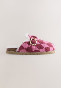 Mule à carreaux rose et bordeaux avec doublure en fausse fourrure et accent de boucle dorée, dotée d'une semelle texturée pour une meilleure adhérence.