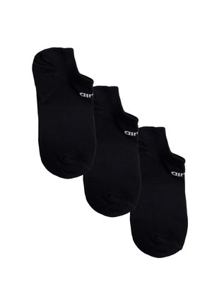 Tres pares de calcetines negros de corte bajo con pequeño texto blanco cerca del tobillo, dispuestos uno al lado del otro sobre un fondo blanco.