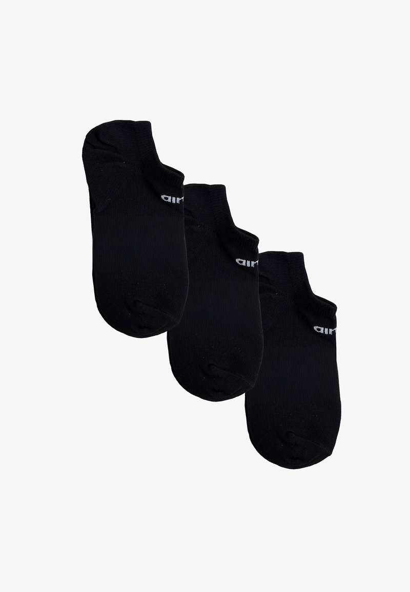 Trois paires de chaussettes basses noires avec un petit texte blanc près de la cheville, disposées côte à côte sur un fond blanc.