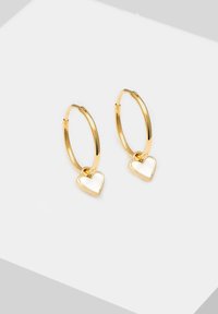 Boucles d'oreilles en or avec une finition lisse, ornées de petits pendentifs en forme de cœur blanc. Design compact et léger.