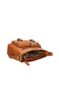 Borsa in pelle marrone con due chiusure frontali, una tasca con cerniera e un rivestimento interno a quadri. Presenta una tracolla regolabile per versatilità.