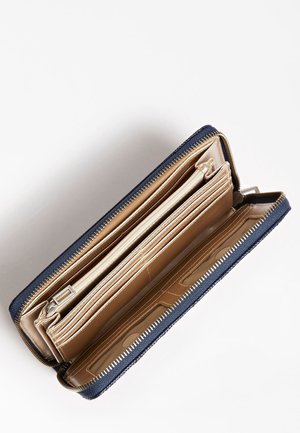 Åben blå pung med lynlås og beige indvendig, der viser flere kortholdere og et centralt lynlåslomme til mønter.
