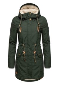 Veste parka verte avec une capuche doublée en polaire, taille élastique, poches zippées et accents en matériel beige. Elle présente une coupe plus longue et un tissu textur�é.