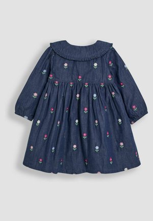 Robe en denim avec un col volanté, des manches longues et une broderie florale en rose, bleu et blanc. Jupe évasée avec des coutures froncées.