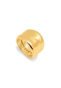 Anillo en tono dorado con un diseño suave y redondeado y un acabado pulido. Presenta un logotipo grabado en la parte interior de la banda.