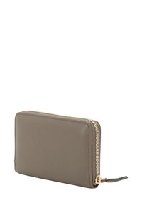 Leren portemonnee in taupe met een gladde textuur, ritssluiting en goudkleurige accenten. Beschikt over een slanke rechthoekige vorm.