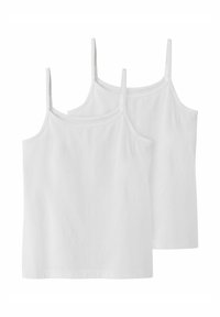 Två vita bomulls-linne med tunna band, med en enkel, rak skärning och en slät textur.