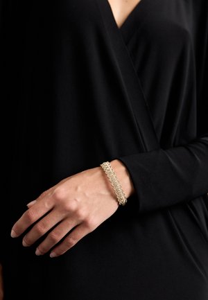 Goldarmband mit mehreren Reihen abwechselnd runder und rechteckiger Glieder, mit strukturiertem Finish und sicherem Verschluss.