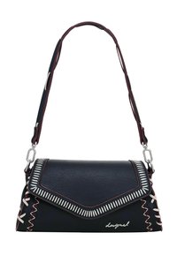 Borsa in pelle nera con un flap triangolare, cuciture a contrasto e una tracolla in catena argentata. Presenta lacci decorativi sui lati.