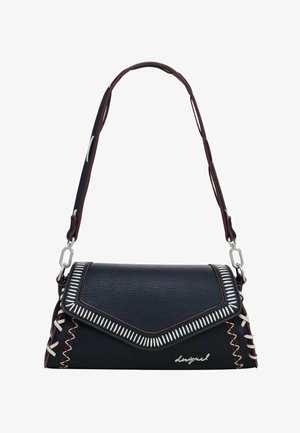 Sac à main en cuir noir avec un rabat triangulaire, des coutures contrastantes et une bandoulière en chaîne argentée. Présente des lacets décoratifs sur les côtés.