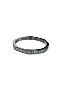 Brazalete de metal negro con forma octagonal alargada, que presenta una fila de piedras rectangulares claras a lo largo de un borde y un acabado suave y pulido.