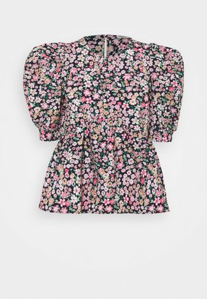 Blomstret bluse med en marineblå baggrund og pink, gule og hvide blomster. Pufærmer og en peplum talje med en lynlås på ryggen.