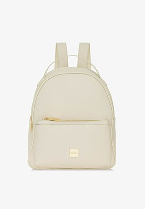 Mały kremowy skórzany plecak z przednią kieszenią na suwak, złotymi detalami zamka i dwoma paskami na ramiona.