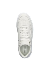 Witte leren sneaker met een ronde neus, geperforeerde details, platte veters en een getextureerde rubberen zool. Merkennaam zichtbaar op de tong.