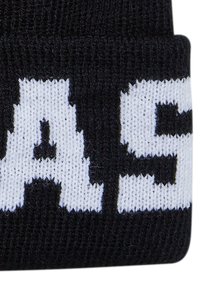 Berretto di maglia nero con una texture compatta, caratterizzato da lettere bianche in grassetto ben visibili, creando un design ad alto contrasto.