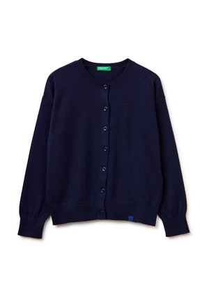 Marineblauwe cardigan met knopen, lange mouwen en geribbelde manchetten, halslijn en zoom, plat gelegd op een witte achtergrond.