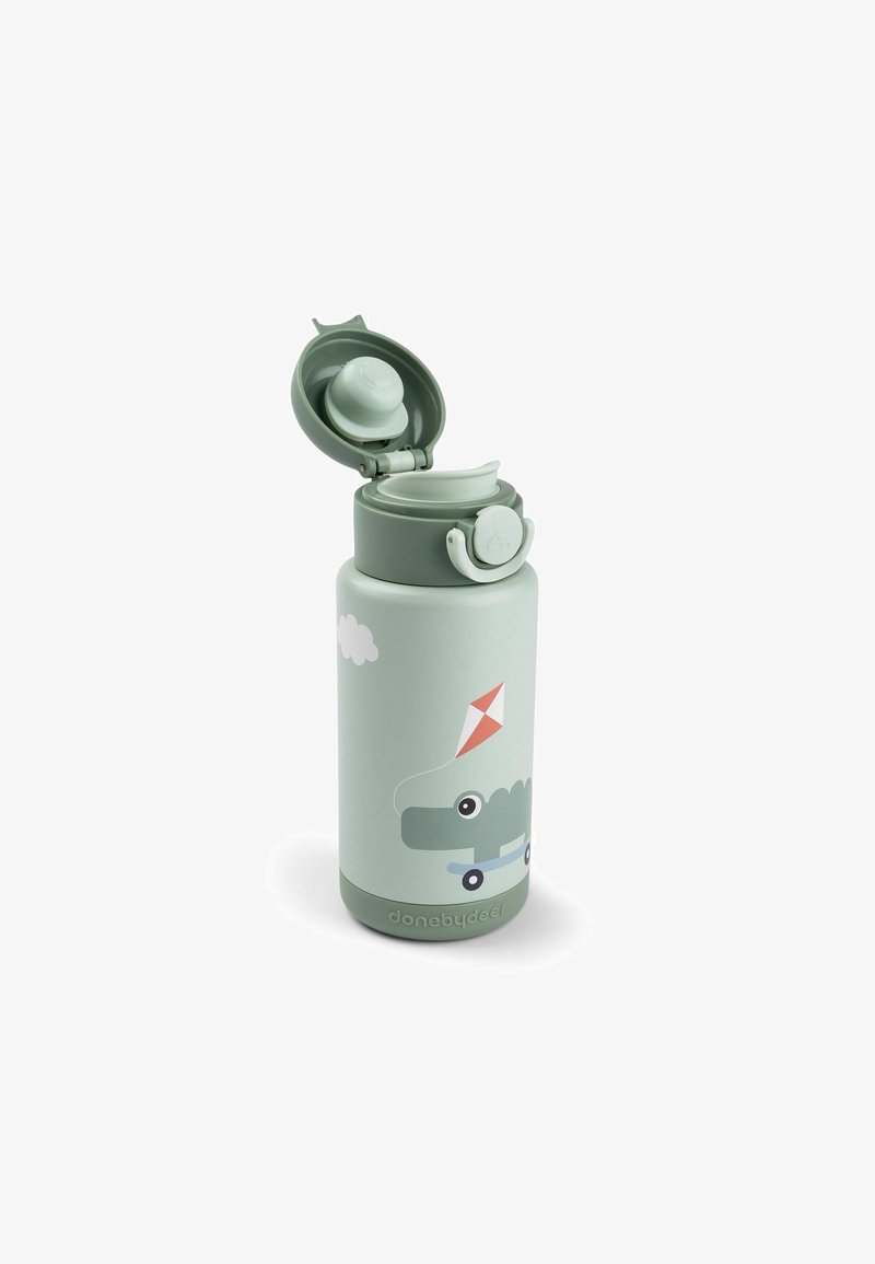 Bouteille d'eau en acier inoxydable vert avec une finition lisse, arborant un design de crocodile en dessin animé, un couvercle ouvert et un bouchon à bouton-poussoir.