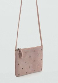 Borsa a tracolla in suede rosa con chiusura a zip, adornata da piccoli accenti a forma di stella e una tracolla sottile e regolabile.