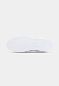 Vit sneakersula med en fiskbensmönster. Designen är slät, utan ytterligare accenter eller märken på undersidan.