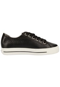 Baskets en cuir noir avec des orteils arrondis, semelle en caoutchouc blanc plat, six œillets en métal et lacets noirs. Surfaces lisses et texturées avec des accents blancs.