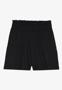Shorts noirs en tissu léger avec une taille smockée, dotés de poches latérales et d'une coupe décontractée. Pas de motifs ou accents visibles.