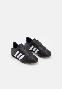 Selectat, core black/white