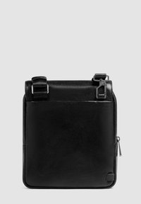 Borsa a tracolla in pelle nera dal design elegante, con spallacci regolabili e una tasca con zip sul lato. Texture liscia e stile minimalista.