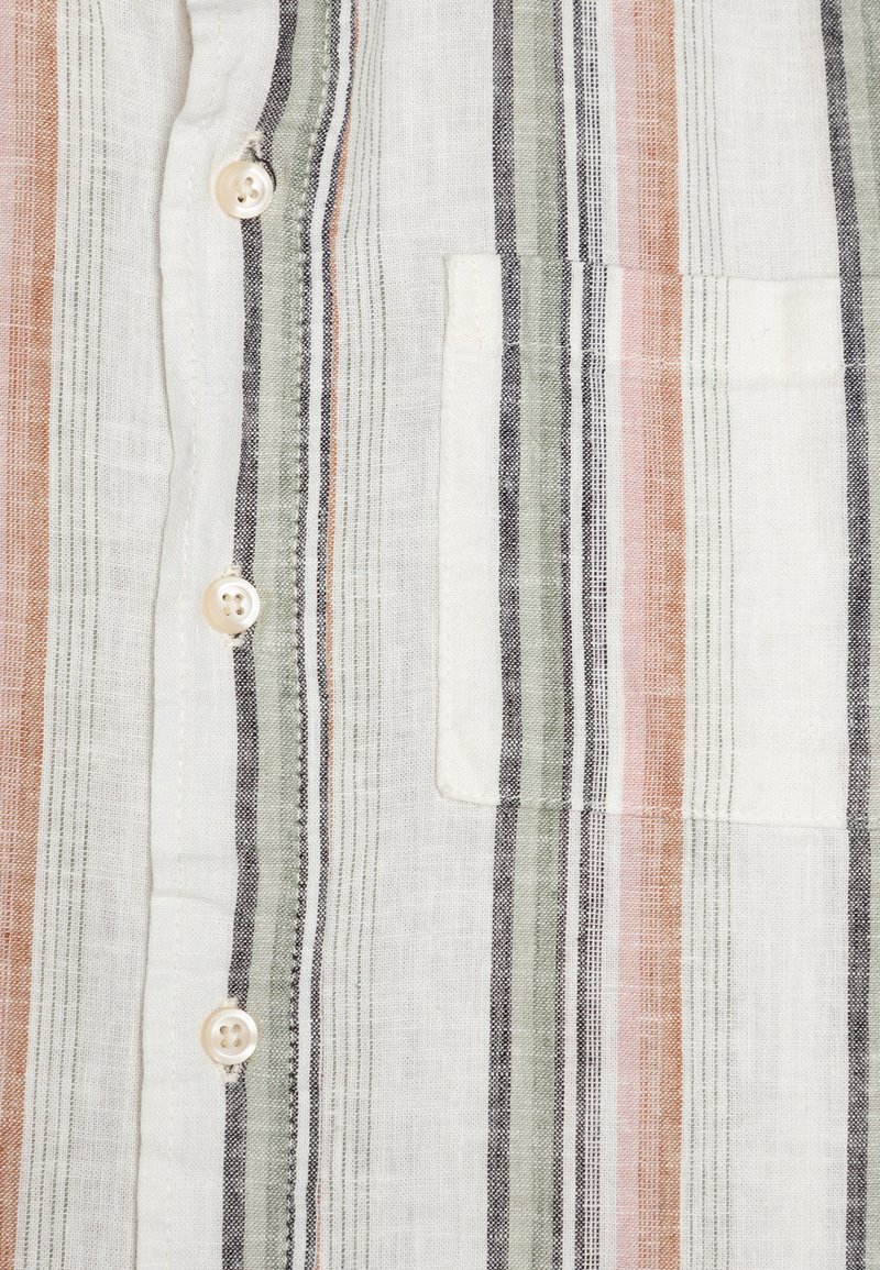 Chemise légère en lin, à boutons, présentant des rayures horizontales orange, verte, noire et rose, avec une poche poitrine et une texture douce.