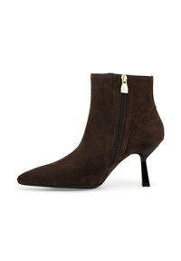 Stivaletto alla caviglia in camoscio marrone con punta appuntita, cerniera laterale e tacco a stiletto di 7,5 cm, con sottili dettagli di cucitura.