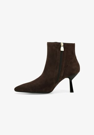 Stivaletto alla caviglia in camoscio marrone con punta appuntita, cerniera laterale e tacco a stiletto di 7,5 cm, con sottili dettagli di cucitura.