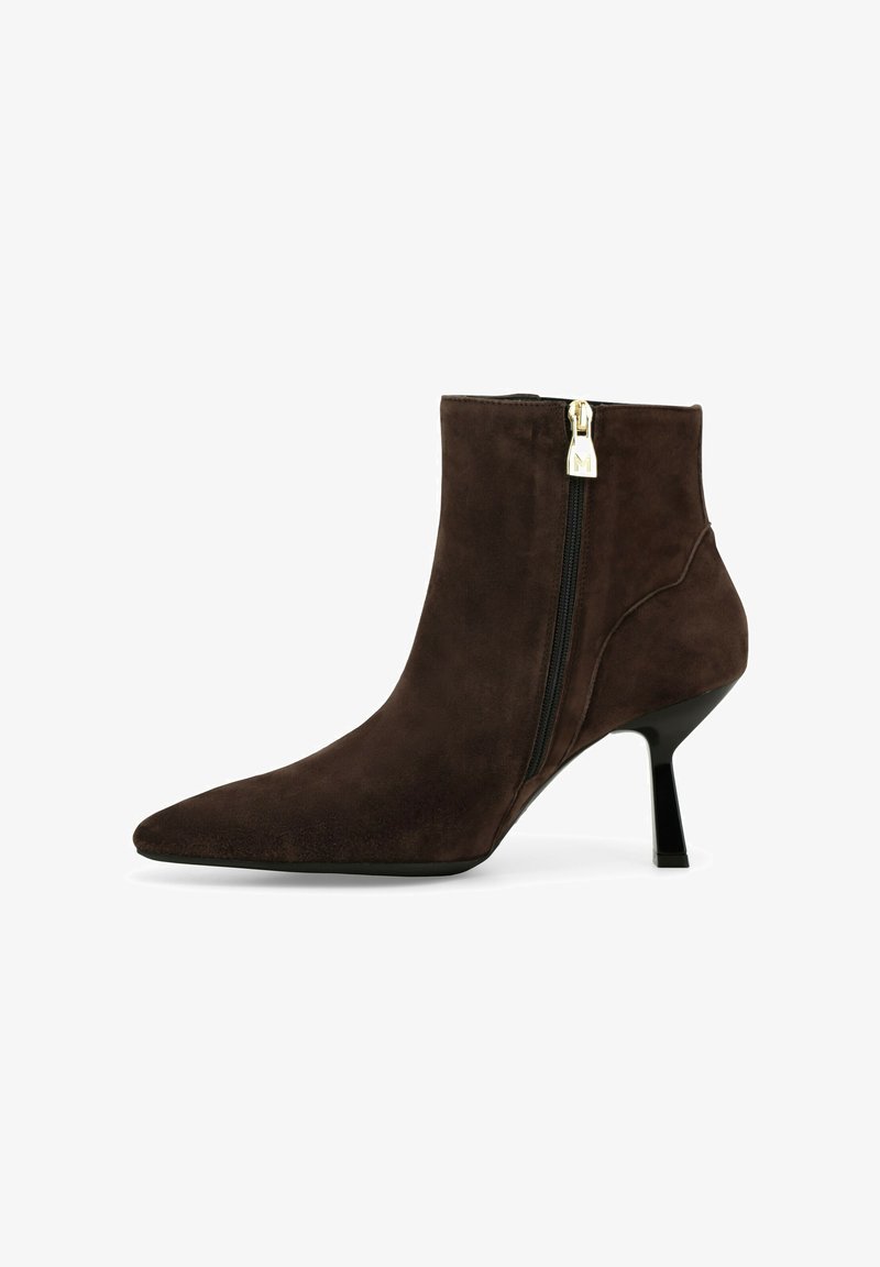 Stivaletto alla caviglia in camoscio marrone con punta appuntita, cerniera laterale e tacco a stiletto di 7,5 cm, con sottili dettagli di cucitura.