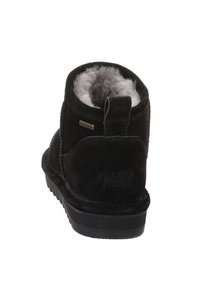 Schwarze wasserdichte Stiefeletten aus Wildleder mit einem weichen Futter aus Fell und einer strukturierten Gummisohle, ausgestattet mit einem Zuglasche und einem eingebossenen Logo.