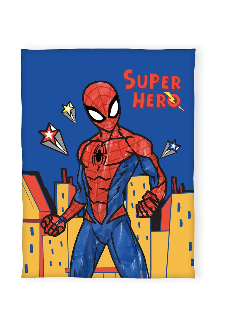 Ilustración de Spider-Man sobre un fondo azul, con traje rojo y azul con patrón de telaraña, ojos blancos, puños cerrados y edificios amarillos.