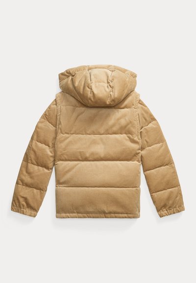 Casaco puffer com capuz forrado a pele falsa em corduroy castanho. Apresenta textura acolchoada e punhos elásticos. Vista traseira, sem bolsos visíveis.