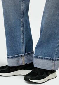ONLY ONLELLA MITTLERE TAILLE  - Traperice opuštenog kroja - medium blue denim